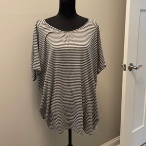 Scoop neck cotton/spandex t-shirt.